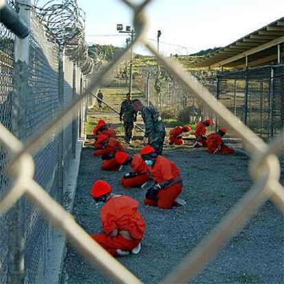 Presos talibanes y de Al Qaeda, en la base militar norteamericana de Guantánamo.