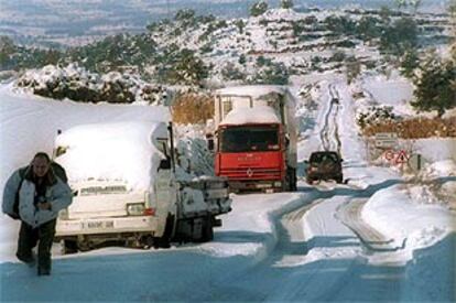 Camiones atrapados por la tormenta de nieve cerca de la población de Montblanc (Tarragona).