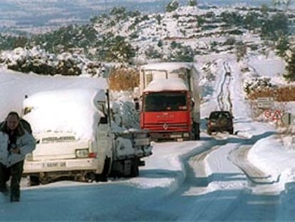 Camiones atrapados por la tormenta de nieve que hubo en Tarragona en octubre de 2019.