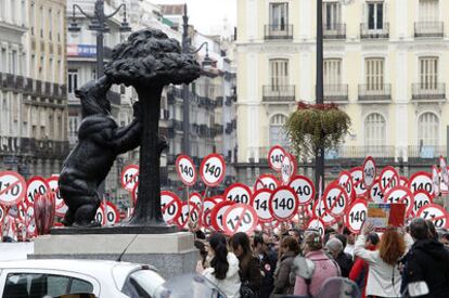 Unas 200 personas protestan en Sol por el límite de 110 km/h.