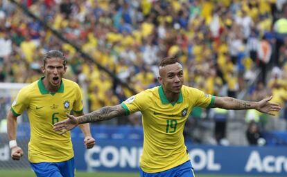 Everton y Felipe Luis celebran el tercer gol de Brasil ante Perú.