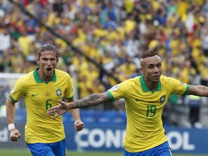 Everton y Felipe Luis celebran el tercer gol de Brasil ante Perú.