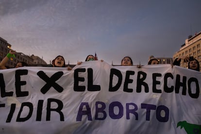 Cientos de mujeres se reúnen por el derecho al aborto frente al Palacio de La Moneda en Santiago (Chile). En Chile, el aborto inducido está permitido desde 2017 sólo bajo tres causales: si continuar con la gestación  amenaza la vida de la madre, si el feto es inviable o si el mismo es resultado de una violación.