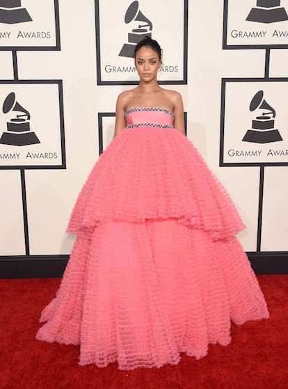 Rihanna puso el toque divertido en la alfombra roja de los Grammy con este modelo rosa de Alta Costura de Giambattista Valli.