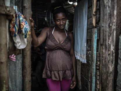 Rosa Giselle González, de 34 años, vive junto a sus tres hijos y su compañero, en San Cristóbal, República Dominicana. Fue abandonada por su marido y cargó sola con los chicos.