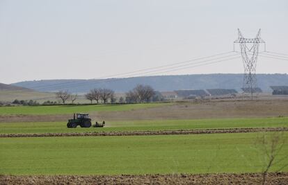 Un tractor realiza labores agrícolas en terrenos colindantes con el emplazamiento del ATC. Los ecologistas temen que, en caso de un vertido accidental, los residuos contaminen los acuíferos.