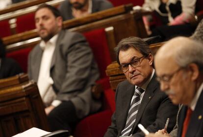 El presidente de la Generalitat, Artur Mas (c), el lider de ERC, Oriol Junqueras (i), y el conseller de Economía, Andreu Mas-Colell.