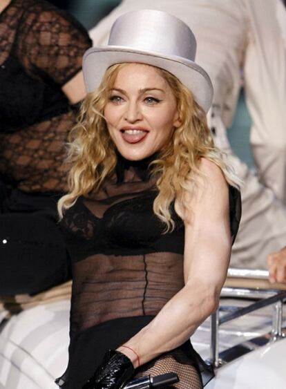 La cantante estadounidense Madonna durante su actuación este jueves en el estadio Vicente Calderón.