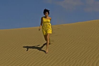 Raquel del Rosario pasea por las dunas de Maspalomas (Gran Canaria).