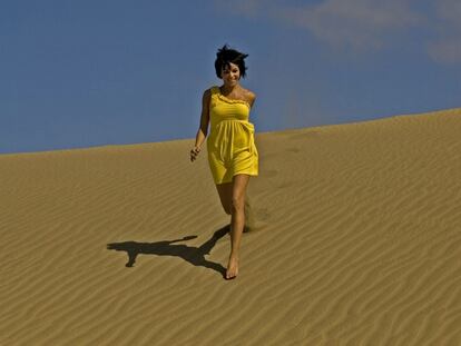Raquel del Rosario pasea por las dunas de Maspalomas (Gran Canaria).