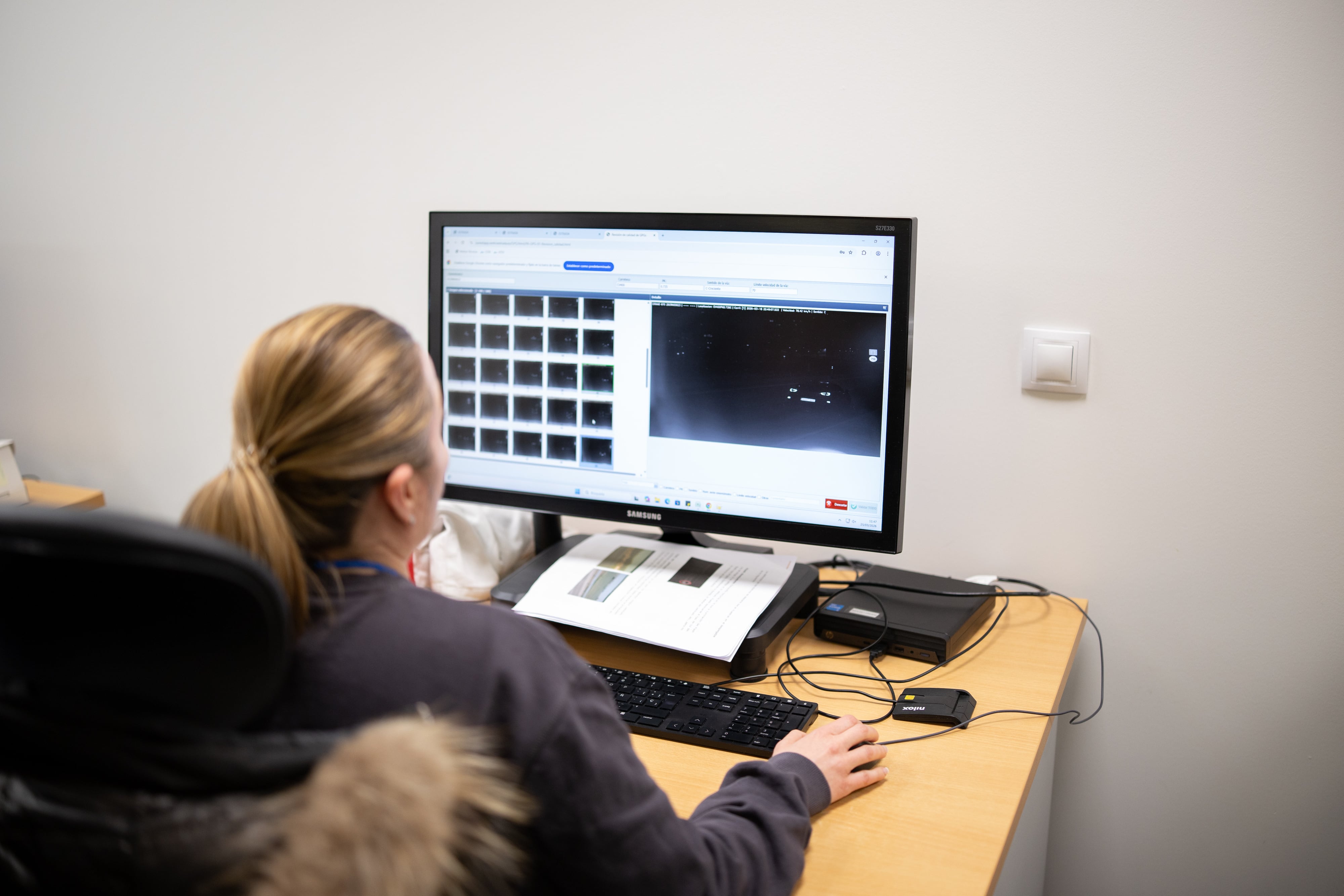 Una operadora del centro de gestión de multas de la DGT en la provincia de León, el 25 de marzo.