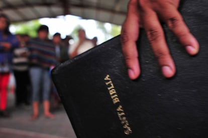 Un pastor evangélico se presentó el jueves en la escuela para consolar a los familiares de los desaparecidos. “Bienaventurados los que tienen hambre y sed de justicia, porque ellos serán saciados”.