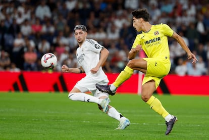 Ramón Terrats, del Villarreal, pasa el balón ante el centrocampista del Real Madrid Fede Valverde durante el partido de la jornada 9 de Liga que disputaron el Madrid y el Villarreal en la pasada jornada.