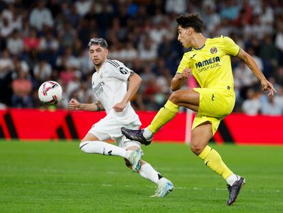 Ramón Terrats, del Villarreal, pasa el balón ante el centrocampista del Real Madrid Fede Valverde durante el partido de la jornada 9 de Liga que disputaron Real Madrid y Villarreal CF este sábado en el estadio Santiago Bernabéu.