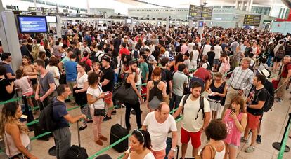 Colas en los controles de seguridad del Prat, esta mañana.