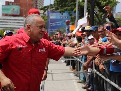 El dirigente venezolano Diosdado Cabello saluda a manifestantes chavistas, el 12 de febrero de 2020 en Caracas.
