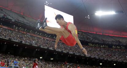 El chino Wang Jianan en la prueba de salto de longitud