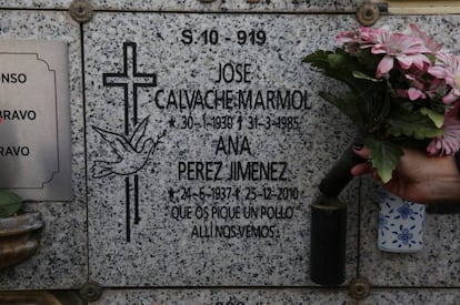 "Que os pique un pollo. Allí nos vemos", epitafio en el cementerio Sur, en Carabanchel (Madird).