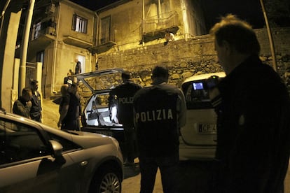 Policías afuera de la casa de un supuesto integrante de la mafia en Sinopoli, Italia