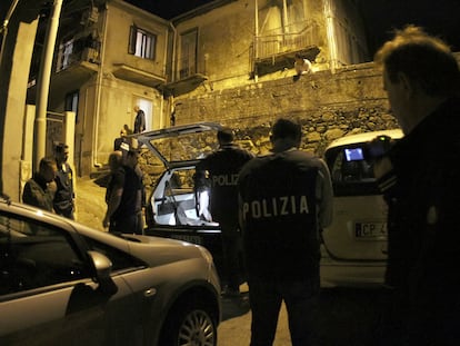 Policías afuera de la casa de un supuesto integrante de la mafia en Sinopoli, Italia