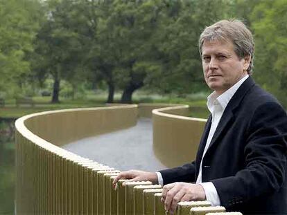 El arquitecto John Pawson, en la pasarela Sackler, en los jardines de Kew de Londres.