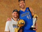 Barea, junto a Dirk Nowitzki, con el trofeo de campeón de la NBA. Getty