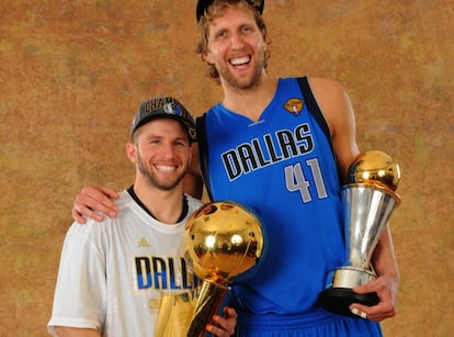 Barea, junto a Dirk Nowitzki, con el trofeo de campeón de la NBA. Getty