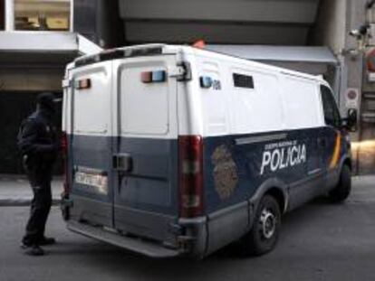 El expresidente de la CEOE, Gerardo Díaz Ferrán, y el empresario valenciano Ángel de Cabo a su llegada a la Audiencia Nacional, en un furgón policial. EFE/Archivo