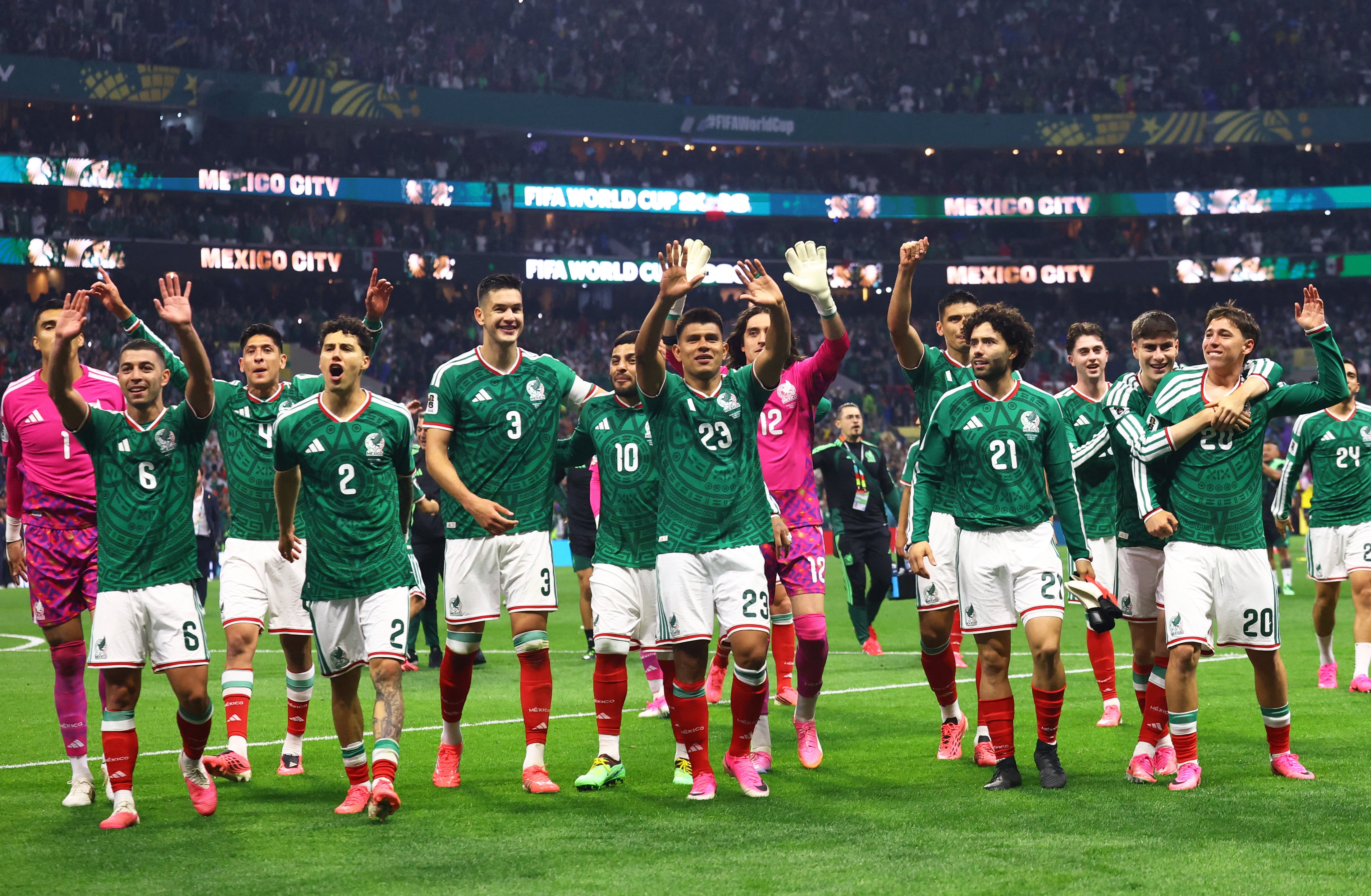 México se da un baño de alegría frente a Ecuador y mantiene su idilio en el Mundial