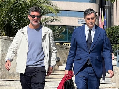 Toño Sanchís, exrepresentante de Belén Esteban, acompañado por su abogado en las inmediaciones de la Audiencia Provincial de Madrid
