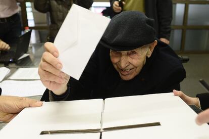 Un avi de 93 anys vota a un centre de participació de Barcelona.