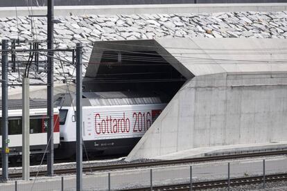 El primer tren que ha circulado por el t&uacute;nel de San Gotardo entra en la construcci&oacute;n por el portal norte cerca de Erstfeld (Suiza), el 1 de junio de 2016. 