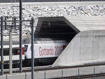 El primer tren que ha circulado por el t&uacute;nel de San Gotardo entra en la construcci&oacute;n por el portal norte cerca de Erstfeld (Suiza), el 1 de junio de 2016. 