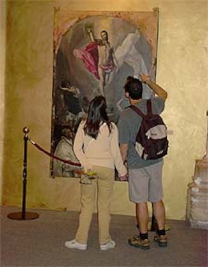 Visitantes de la exposición ante <i>La resurrección,</i> de El Greco.
