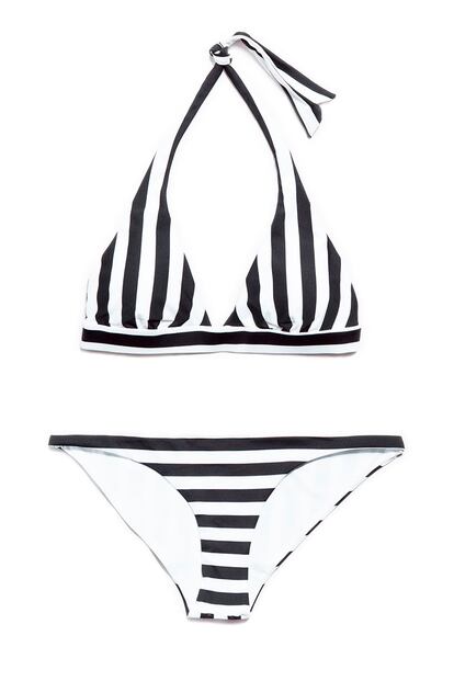 Zara traslada las rayas en blanco y negro a la ropa de baño, como este bikini (12,95 euros cada pieza).