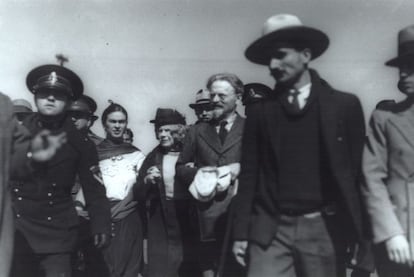 León Trotski y Natalia Sedova (en el centro de la imagen) a su llegada a México en 1937, donde les recibió Frida Kahlo, a la derecha de la pareja.