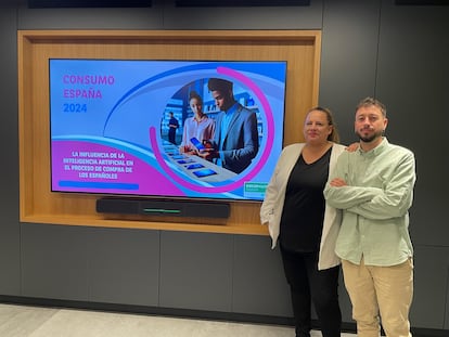 Liliana Marsán, responsable del Observatorio Cetelem, y Jesús Lucía, técnico de comunicación, durante la presentación del Estudio Consumo 2024 en Madrid.