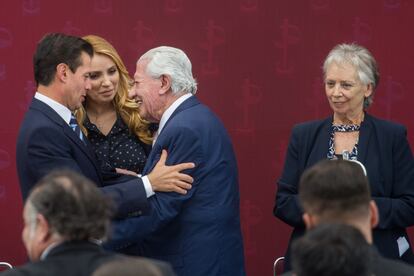 El presidente Enrique Peña Nieto le entregó al actor  el galardón 'Luz de Plata', por su trayectoria cinematográfica, en el 2018.