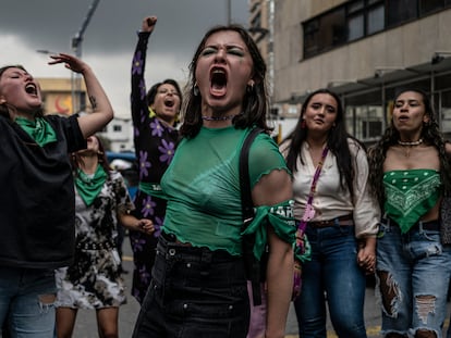 Un grupo de mujeres protesta en el marco del día de acción global por el acceso al aborto, en Bogotá, el 28 de septiembre de 2022.