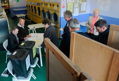 Los votantes hacen cola en esta lavandería de Oxford.