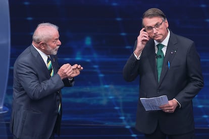 O ex-presidente brasileiro e candidato à presidência Luiz Inácio Lula da Silva (à esquerda), e seu adversário eleitoral, o presidente Jair Bolsonaro, durante o primeiro debate na sede da televisão Bandeirantes, em 16 de outubro de 2022,