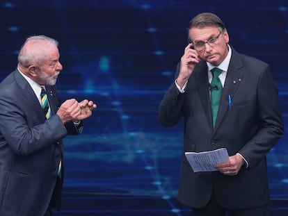 O ex-presidente brasileiro e candidato à presidência Luiz Inácio Lula da Silva (à esquerda), e seu adversário eleitoral, o presidente Jair Bolsonaro, durante o primeiro debate na sede da televisão Bandeirantes, em 16 de outubro de 2022,