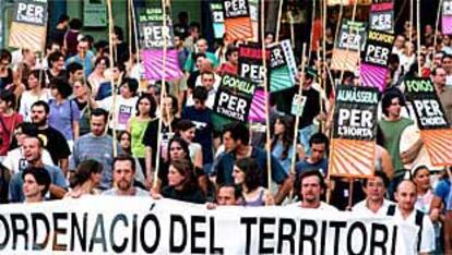 Los manifestantes, ayer, durante la marcha en defensa de la huerta.