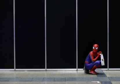 Un hombre disfrazado de Spiderman en el 'Tokyo Comic Con', celebrado en Chiba (Japón).
