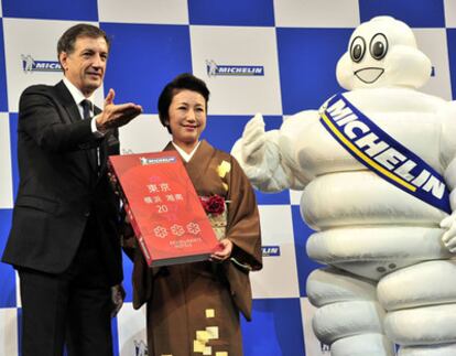 Keiko Mita, del restaurante Hamadaya, recibe una edición gigante de la 'Guía Michelín 2012' de manos de Bernard Delmas, directivo de la compañía de neumáticos
