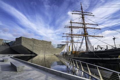 La ciudad escocesa de Dundee est de estreno: el prximo mes de septiembre inaugurar la nueva sede del Victoria & Albert Museum <a href="https://www.vandadundee.org/" target="_blank">(vandadundee.org)</a>. Este espectacular edificio de hormign al borde del Craig Harbour (en la imagen, a la izquierda), obra del arquitecto japons Kengo Kuma, e inspirado en los acantilados escoceses, forma parte de un amplio proyecto de regeneracin urbana en Dundee, nombrada Ciudad del Dise?o por la Unesco en 2014. Se ha transformado su histrico frente martimo (a orillas del ro Tay) para acoger al ms visionario talento creativo britnico justo donde se encuentra el Discovery Point (en la foto, a la derecha), los tres mstiles del barco del explorador polar Robert F. Scott <a href="https://www.rrsdiscovery.com/" target="_blank">(rrsdiscovery.com)</a>, contrapunto histrico a la nueva arquitectura vanguardista de la ciudad.