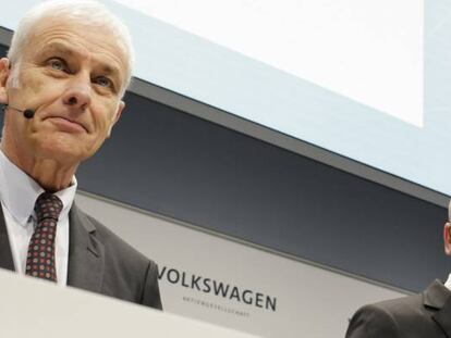 El presidente del grupo Volkswagen, Mathias Mueller, y el director financiero, Frank Witter, en la presentación de resultados