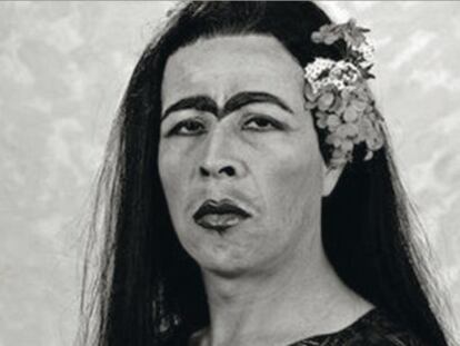 El artista chileno Pedro Lemebel, disfrazado de Frida Kahlo.