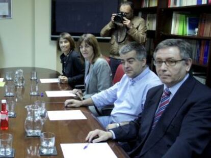 Reunión entre los representantes del PSE-EE, a la derecha, y EH Bildu. 