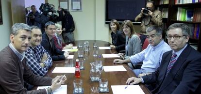 Reunión entre los representantes del PSE-EE, a la derecha, y EH Bildu.